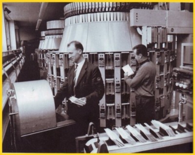 So fing es an: Frühe automatische und vollautomatische Briefverteilanlage in München 1956 (Foto aus dem Bestand des Postmuseums Frankfurt) So fing es an: Frühe automatische und vollautomatische Briefverteilanlage in München 1956 (Foto aus dem Bestand des Postmuseums Frankfurt)